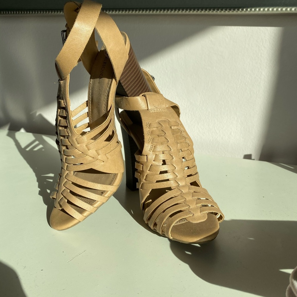 TAN WEDGES